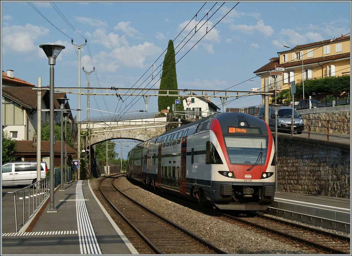 Der RABe 511 120 und 102 als RE 3209 auf dem Weg nach Vevey bei der Durchfahrt in Rivaz. 
7. Juli 2015