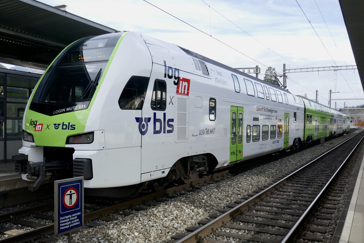 Der RABe 515 031 mit der neuen Login Vollwerbung am 15.11.25 im Bahnhof Spiez.

