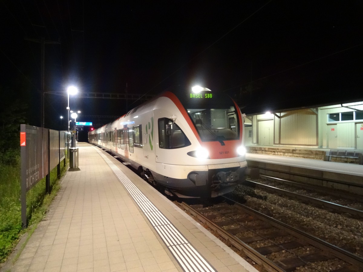 Der RABe 521 021 wartet am 02.06.2014 in Aesch um 1 Uhr als S3 30303 auf letzte Anschlussreisende von einem infolge Bauarbeiten eingerichteten Bahnersatzbus aus Grellingen. 