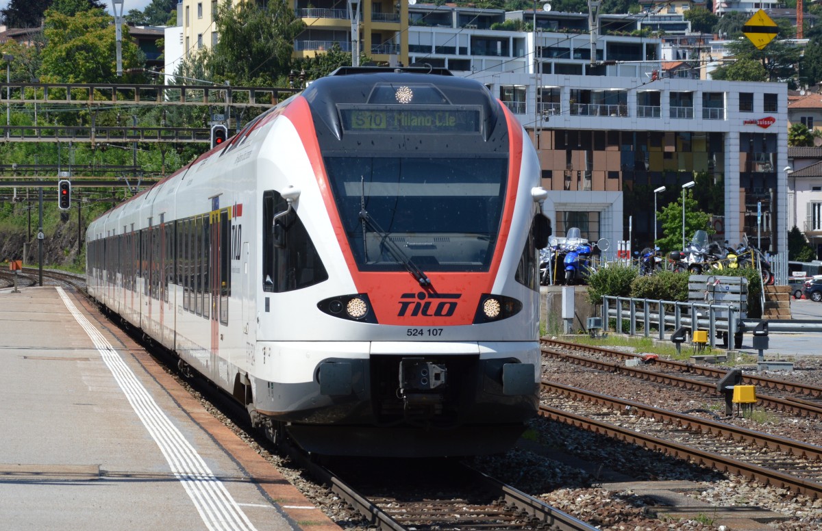Der RABe 524 107 verlangsamt für einen kurzen Halt in Bhf Lugano. Dieser Zug, als S10 bis Chiasso klassifiziert, wird Mailand als RE erreichen. - 15.07.2014