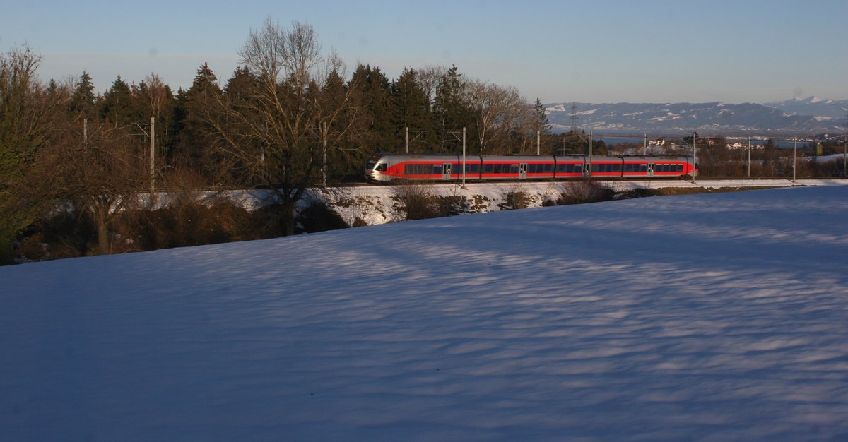 Der RABe 526 0** hat auf der Ringlinie S4 fahrend den Bodensee vor einigen Minuten verlassen und hat nun beinahe den Aufstieg nach Mörschwil geschafft. Kurz vor der Einfahrt in den Bahnhof konnte ich ihn auf die Speicherkarte bannen.

Mörschwil, 24.01.2021