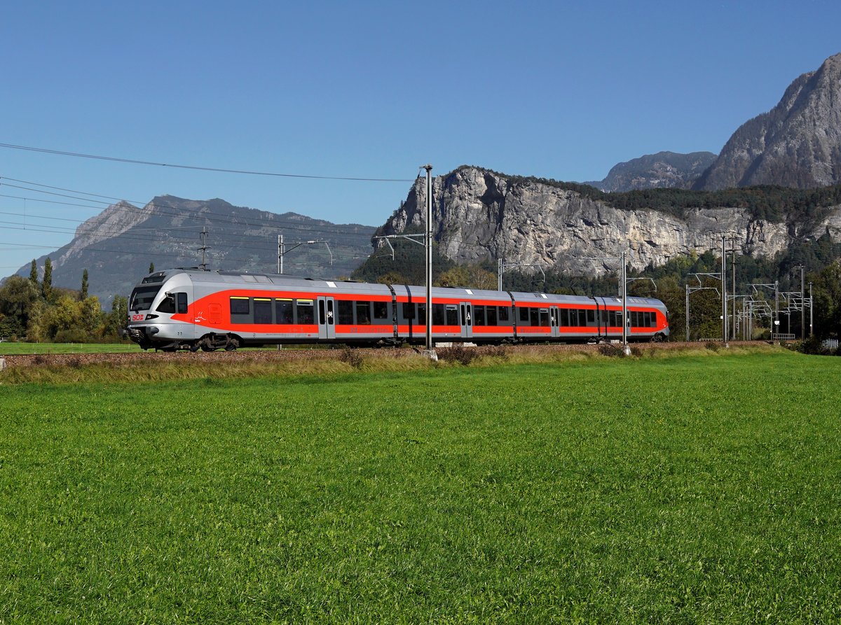 Der RABe 526 041 als S4 nach Uznach am 11.10.2017 unterwegs bei Sargans.