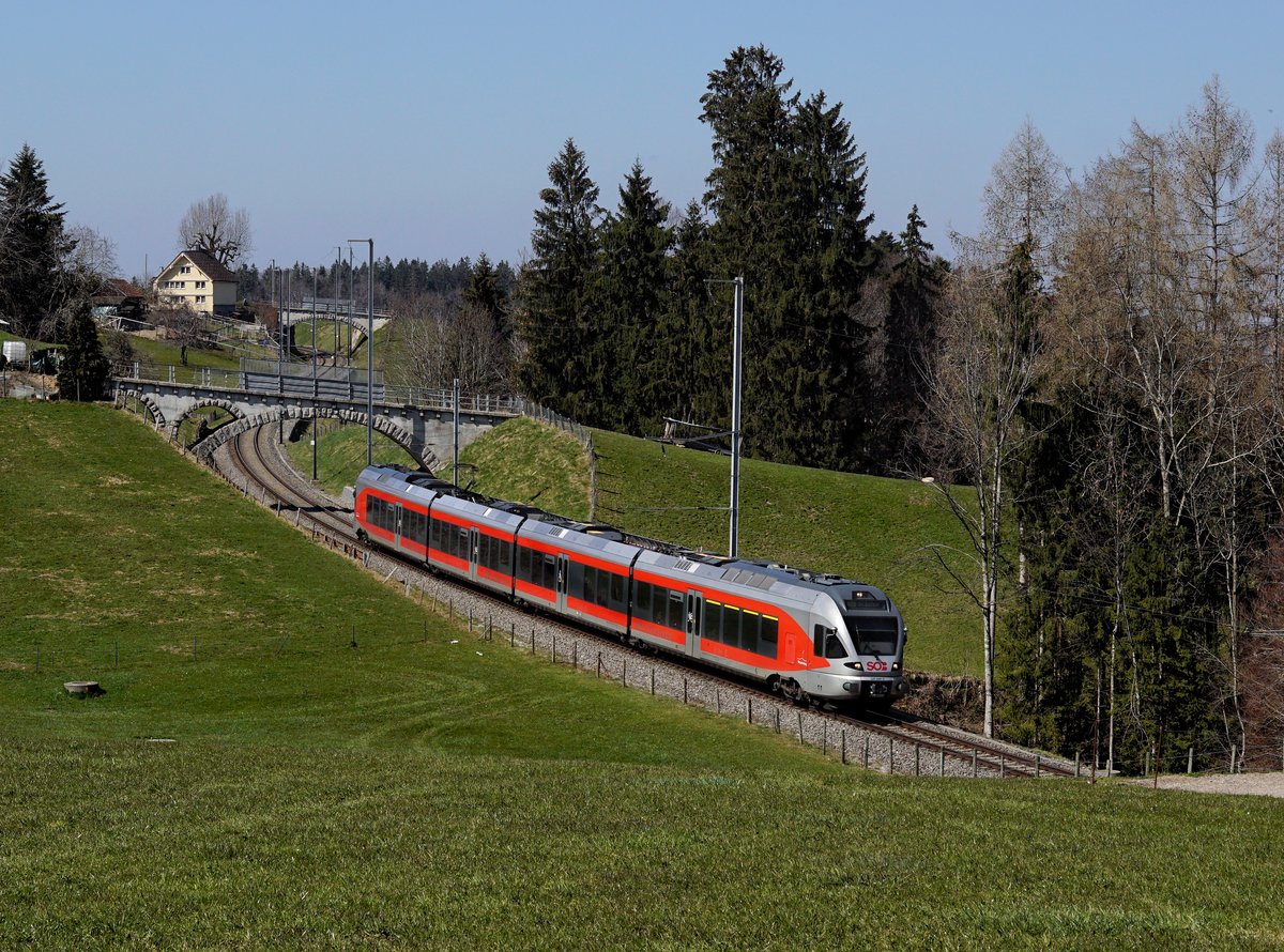 Der RABe 526 044 als S 4 nach St. Gallen am 30.03.2019 unterwegs bei Herisau.
