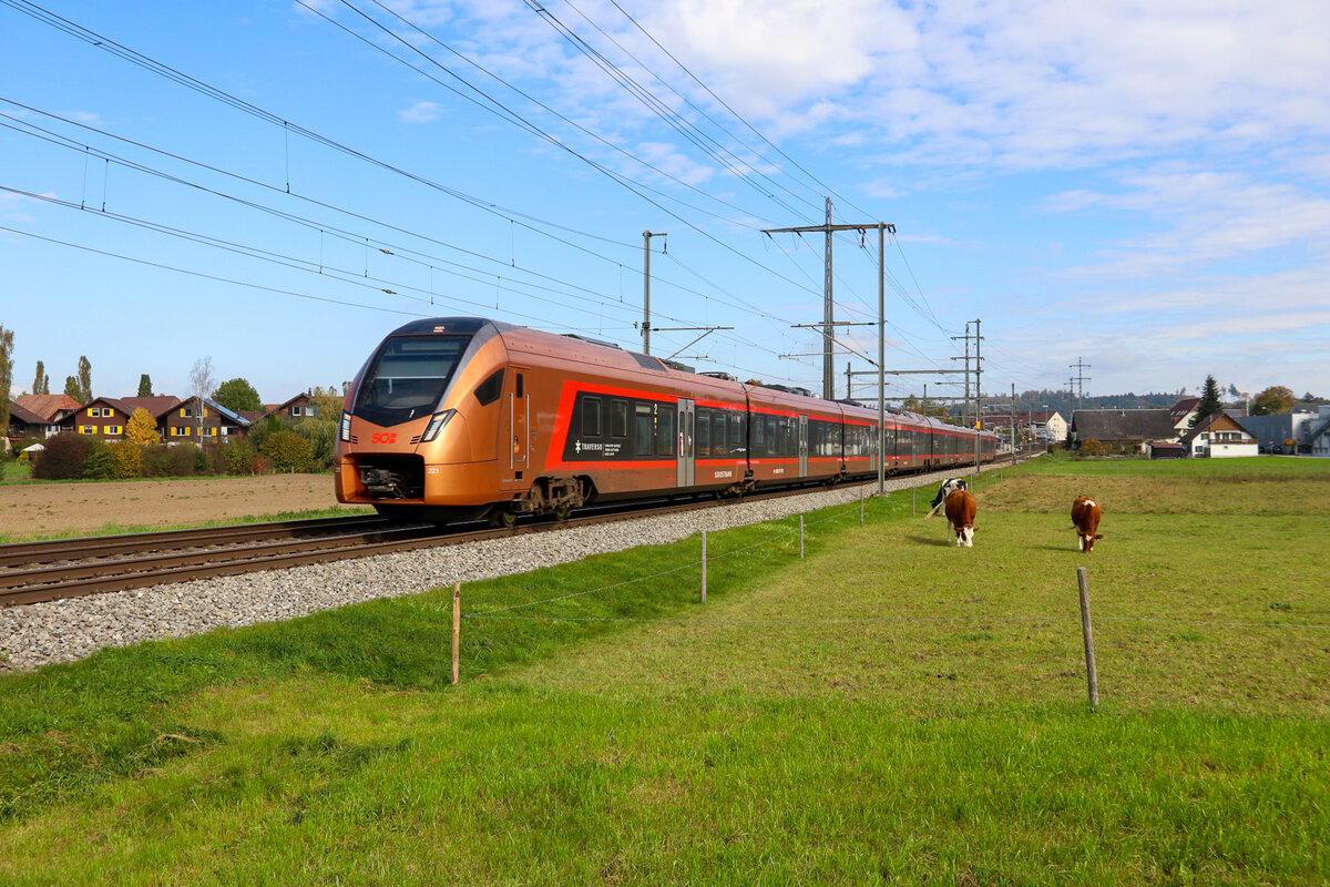 Der RABe 526 221 der SOB fährt als IR 35 (Chur-Bern) durch Lyssach Richtung Bern. 10.10.2022