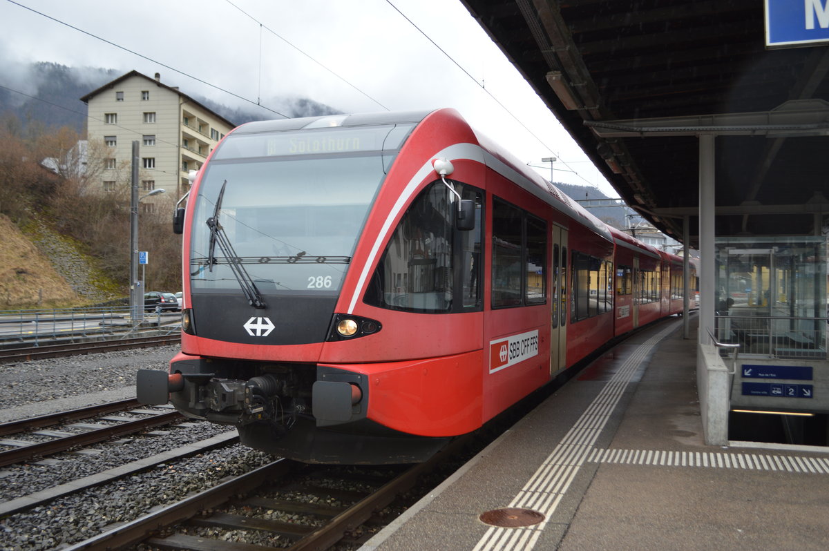 Der RABe 526 286 der Thurbo AG aber noch in BLS/RM Lackierung mit SBB Logo steht als Regio im Bahnhof Moutier bereit zur Abfahrt. Die ex RM/BLS RABe 526 wurden von der SBB per 01.01.2018 an die Thurbo AG verkauft. Diese werden in 3-4 Jahren die ältere GTW Generation von Thurbo ersetzen. Bis dahin mietet die SBB diese GTW von der Thurbo AG für den Einsatz im Jura