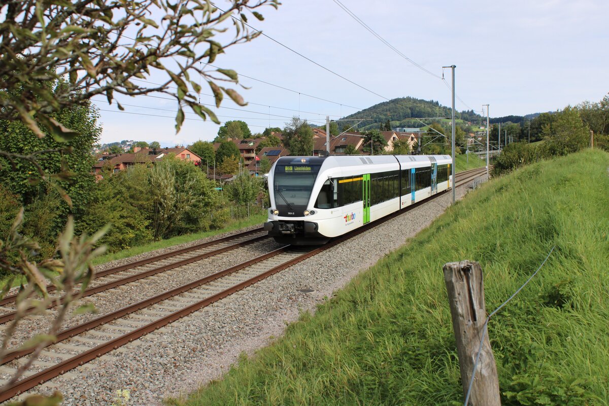 Der RABe 526 761 hat vor gut zwei Minuten den Sitterviadukt der SBB überquert und wird auf der Linie S 5 fahrend nächstens in St.Gallen Winkeln einfahren.

St. Gallen Winkeln, 18.09.2022