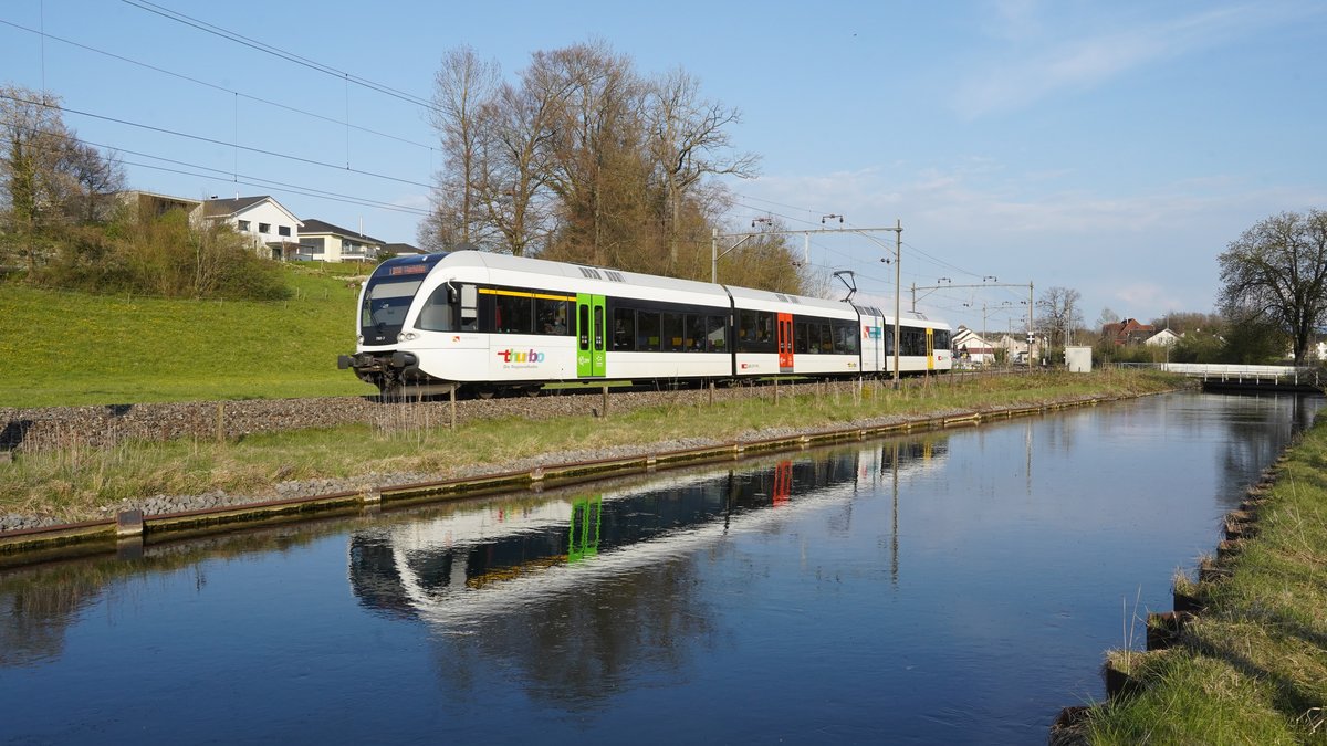 Der RABe 526 792  Euregio Bodensee  fährt als S 5 11564 von St. Gallen nach Weinfelden, hier am Thurkanal bei Bürgeln, Bürgeln, 21.04.2021
