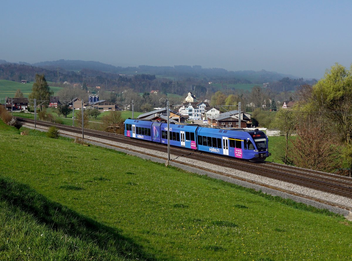 Der RABe 526 801 als S 1 nach St. Gallen am 08.04.2017 unterwegs bei Gossau.