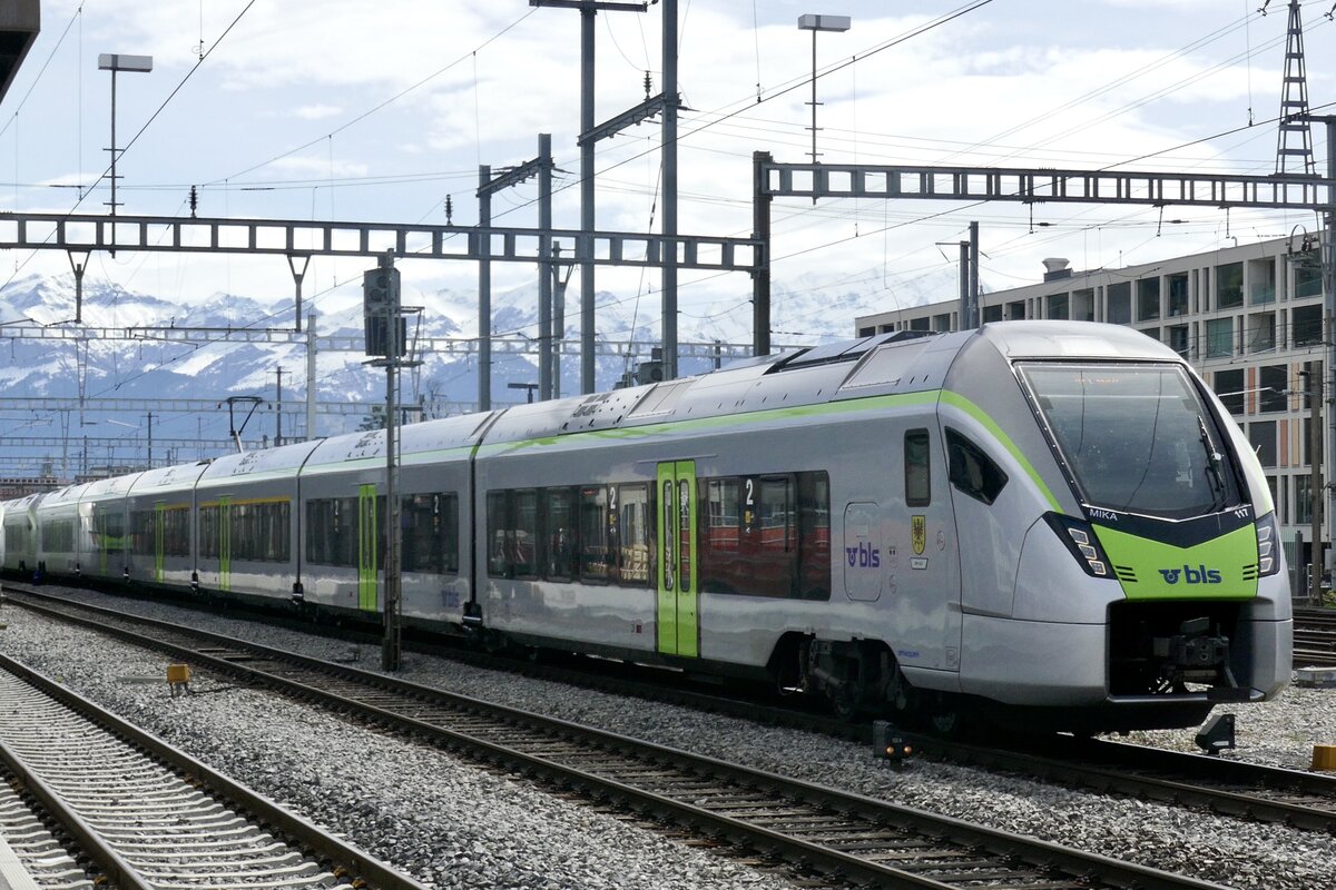 Der RABe 528 117  Brig-Glis  der am 5.4.24 den Bahnhof Thun verlassen hat.