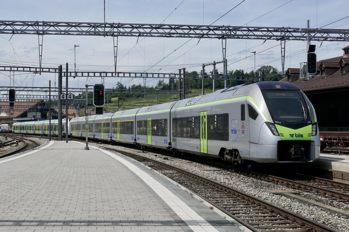 Der RABe 528 119  Città di Domodossola  und RABe 528 212 als RE1 von Bern am 17.6.24 bei der Einfahrt in Spiez.
