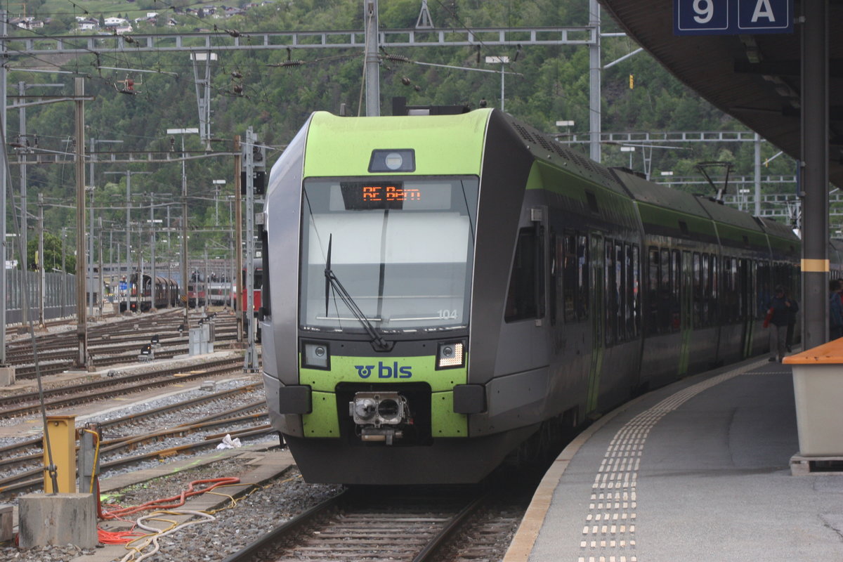 Der RABe 535 104  Naters  steht als Teil des Regioexpress nach Bern im Bahnhof Brig Den zweiten Teil bildet sein Bruder RABe 535 114  Trubschachen .

Brig, 03.05.2020

