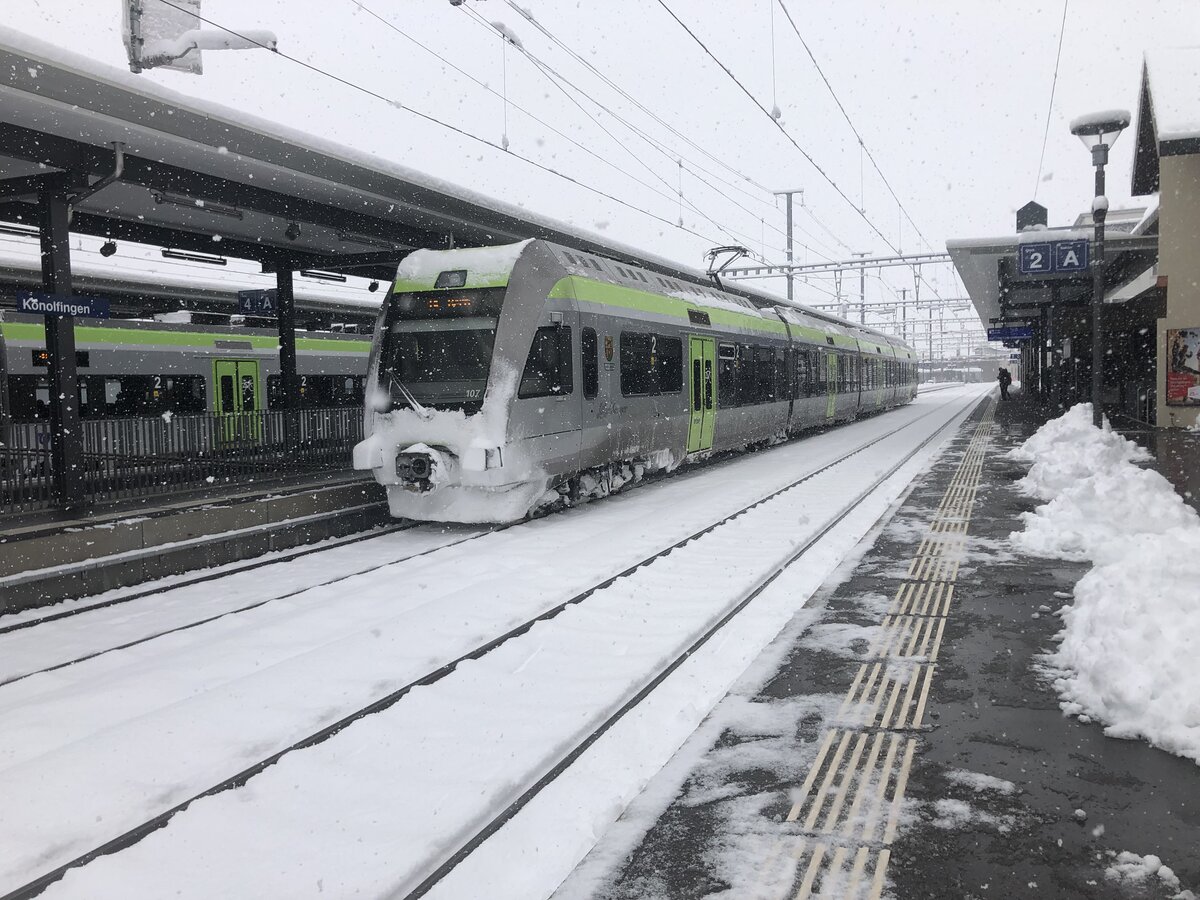 Der RABe 535 112 als RE Richtung Luzern im Verschneiten Konolfingen am 01.12.23