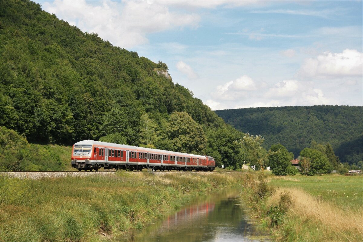 Der  Radexpress Donautal  mit n-Wagen und 218 438 am 30.08.2018 bei Schelklingen. 