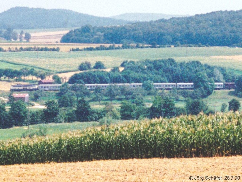 Der Radltour-Zug des Bayerischen Rundfunks am 28.7.90 etwa 2 km nördlich von Wassertrüdingen. Das Bild wurde vom westlichen Hang des Wörnitztals aus aufgenommen, an dem hier die Straße verläuft. 