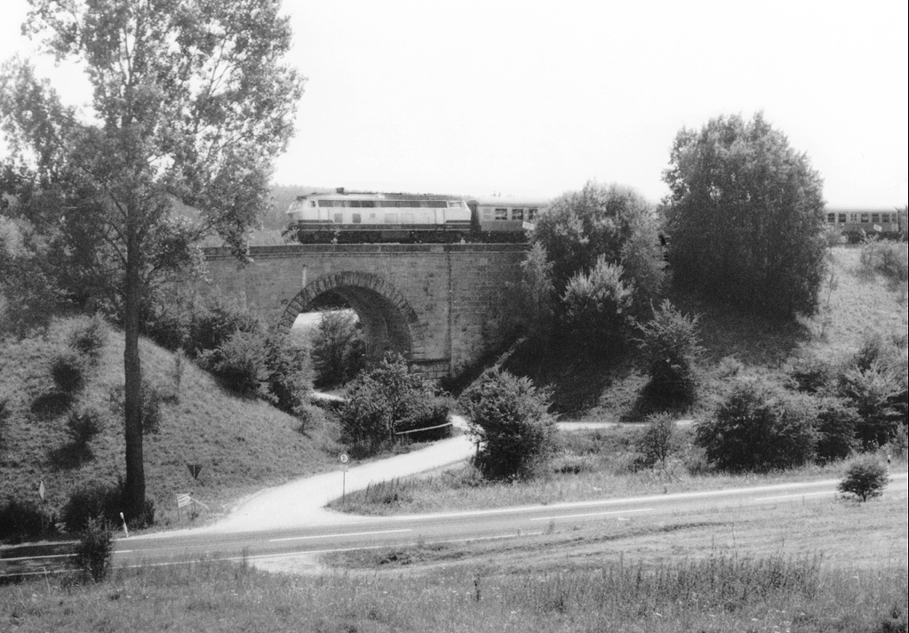 Der Radltour-Zug des Bayerischen Rundfunks rollte am 28.7.90 über den Steinbogenviadukt bei Oberwurmbach nach Gunzenhausen. (Blick nach Südosten)