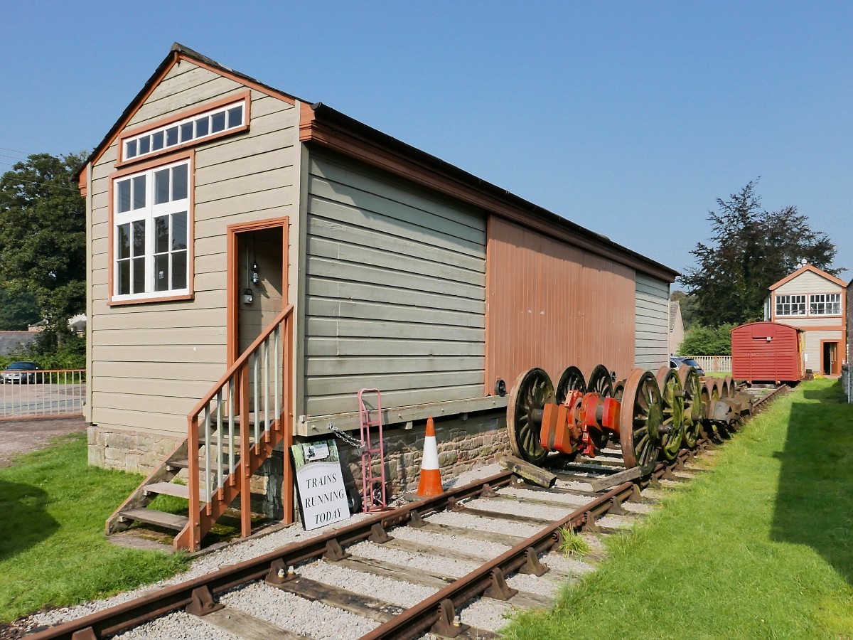 Der Radsatz einer Dampflok steht vor diesem ehemaligen Güterschuppen der Dean Forest Railway in Parkend, 14.9.2016