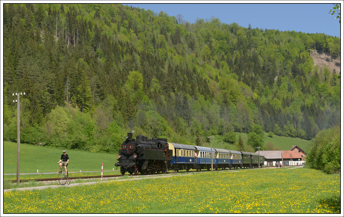 Der Radweg durch das Traisental. Eine wahnsinnige Frequenz, was die Radler betrifft, aber sowas sieht man dort sicher auch nicht alle Tage. Um die Frage gleich vorweg zu beantworten, NEIN, der Typ mit dem Hochrad war nicht zufällig zur gleichen Zeit wie die 77.28 mit ihrem SR 14533 von St. Pölten nach St. Aegyd am Neuwalde da, der kam genau 29 Minuten vorher vorbei ;-). Aufgenommen kurz nach der Haltestelle In der Bruck in Thorhof am 29.4.2018.
