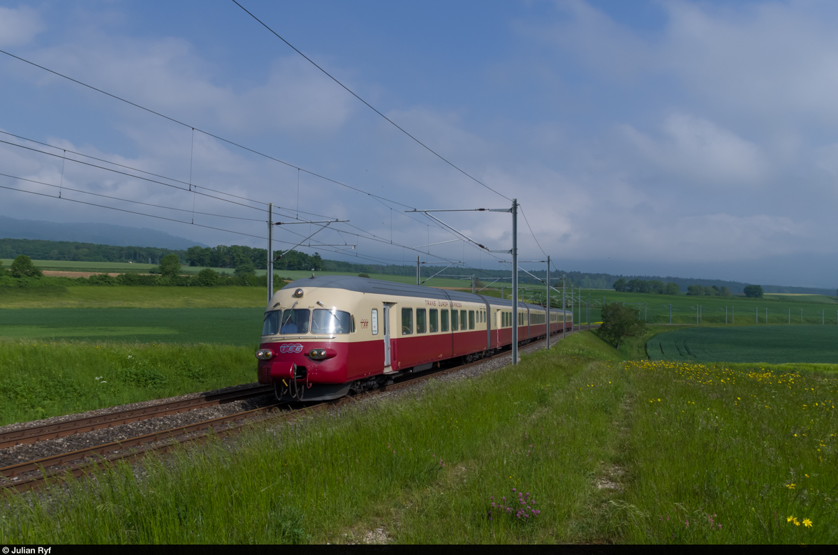 Der RAe TEE II 1053 von SBB Historic fährt am 16. Mai 2015 anlässlich des 100 Jahre Jubiläums der Strecke Vallorbe-Frasne (Mont d'Or Tunnel) nach Vallorbe. Hier zwischen Arnex und Croy-Romainmôtier.