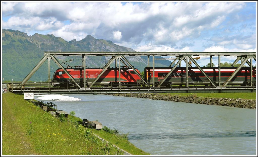 Der Railjet 165 überquert die Grenze zwischen der Schweiz und dem Fürstentum Liechtenstein auf der Rheinbrücke bei Buchs SG. Im Hintergrund ist der Hohe Kasten zu sehen. (08.05.2014)