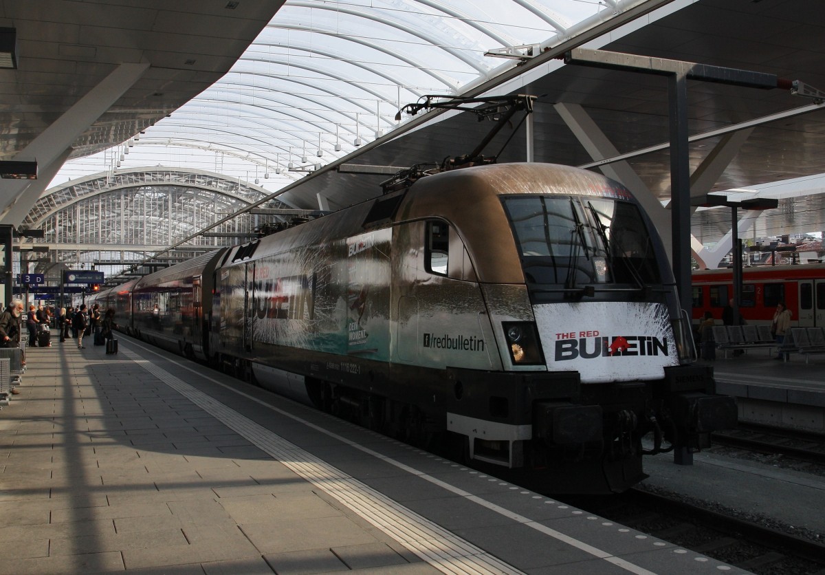 Der Railjet 262 Budapest-München mit der ``Redbulletin``-Lok 1116 222-1 steht am 3.4.2014 im Bahnhof Salzburg und wartet auf die Weiterfahrt nach München.