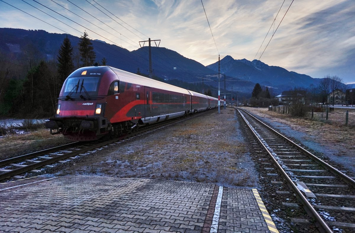 Der railjet 632 fährt auf der Fahrt von Lienz nach Wien Hbf in den Bahnhof Greifenburg-Weißensee ein.
Schublok war die  Sternelok  1116 158-7.
