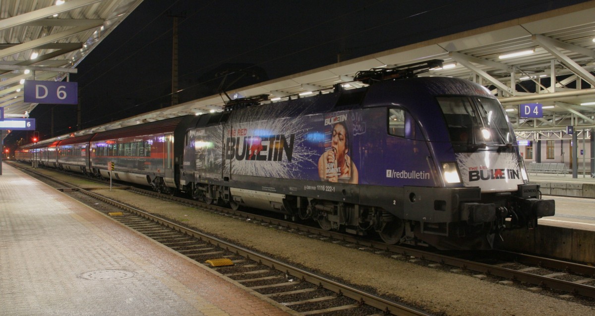 Der Railjet 762 mit 1116 222-1 ``The Redbulletin`` Wien West-Innsbruck hält am Abend des 15.1.2014 mit 4 min Verspätung im Bahnhof Wörgl. Aufgrund von Verspätungen im Zugbetrieb hält er Außerplanmäßig auf Gleis 5. (Normal Gleis 4)