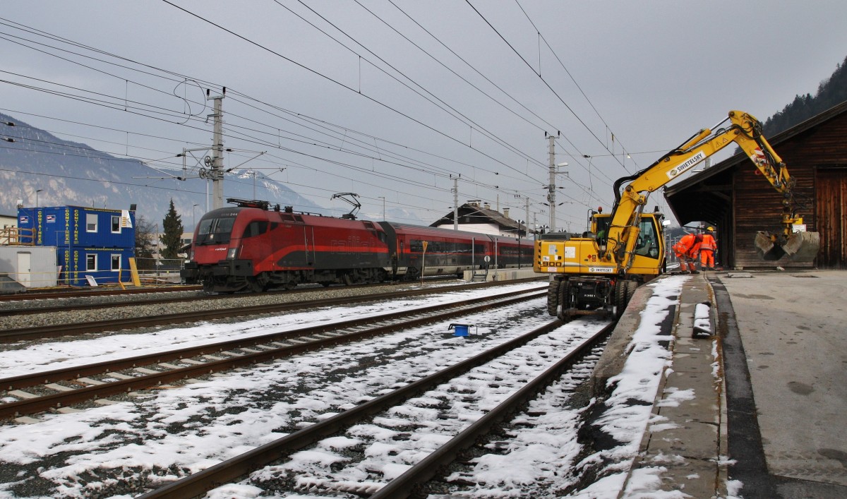 Der Railjet 862 mit der 1116 244-5 von Wien West nach Innsbruck durchfährt am 31.1.2014 den Bahnhof Brixlegg. Normalerweise würde er durch den neuen Unterinntal-Tunnel fahren, doch er hält auch in Jenbach, deshalb fährt er auf der ``alten strecke``. Im Bahnhof Brixlegg wird auch immernoch gebaut. Momentan werden die alten Strommasten abgebaut und ein Parkhaus soll entstehen.