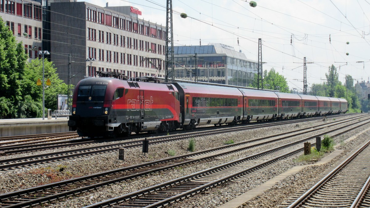 der Railjet mit 1116 219 als Zuglok durchfährt hier München-Heimeranplatz und wird gleich danach den Münchener Hbf erreichen (16.5.15)