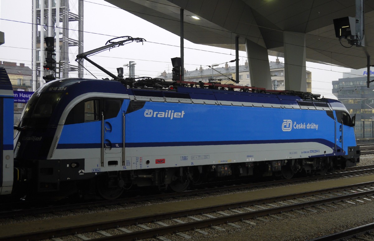 Der Railjet Prag - Wien - Graz fährt zwar unter tschecischer Flagge, Lok (und Wagen) gehören laut NVR-Nummer aber der ÖBB: 91 81 1216 234-5 A-ÖBB. Aufnahme vom 2.2.15, Wien Hbf.