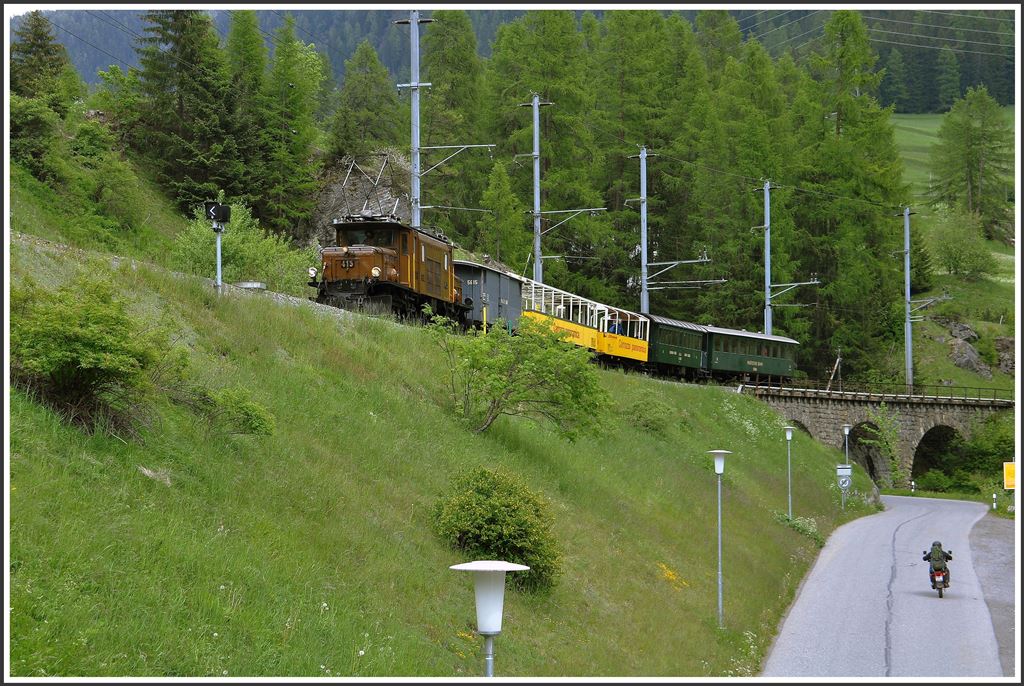 Der Railrider mit der Ge 6/6 I 415 auf Talfahrt oberhalb Bergün. (31.05.2015)
