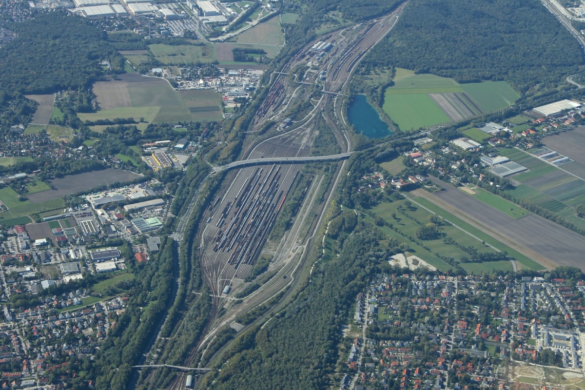 Der Rangierbahnhof München Allach. Die Dachauer Strasse überquert alle Schienen mit einer Brücke. Bild gemacht aus dem Flugzeug  am 2.10.2015 beim Anflug auf den Flughafen München aus der Höhe von 5ooo feet. ( ca 1500 Meter ).