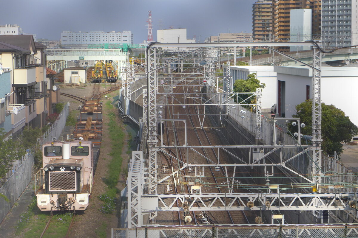 Der Rangiertraktor Rangieren Flachwagen im Tôkyô Rail Center (Etchûjima Güterbahnhof).
Dieser Rangiertraktor ist ein TMC500W Modell von Fuji Heavy Industries.
Aufgenommen am 09.04.2020.