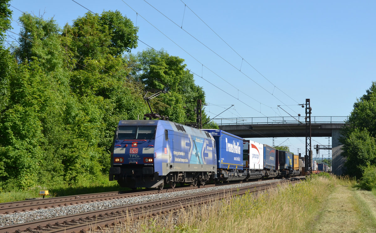 Der rangniedrigste Albatros 152 134 schleppte am 14.06.17 einen Zug des kombinierten Verkehrs durch Thüngersheim Richtung Gemünden.