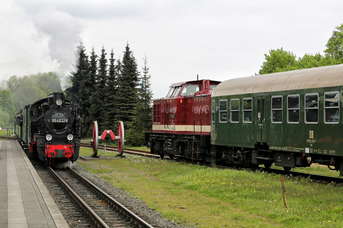 Der RASENDE ROLAND fährt mit der Lok 99 4632 an den Bahnsteig in Putbus und an einen Press DR Traditionszug vorbei. - 12.05.2018
