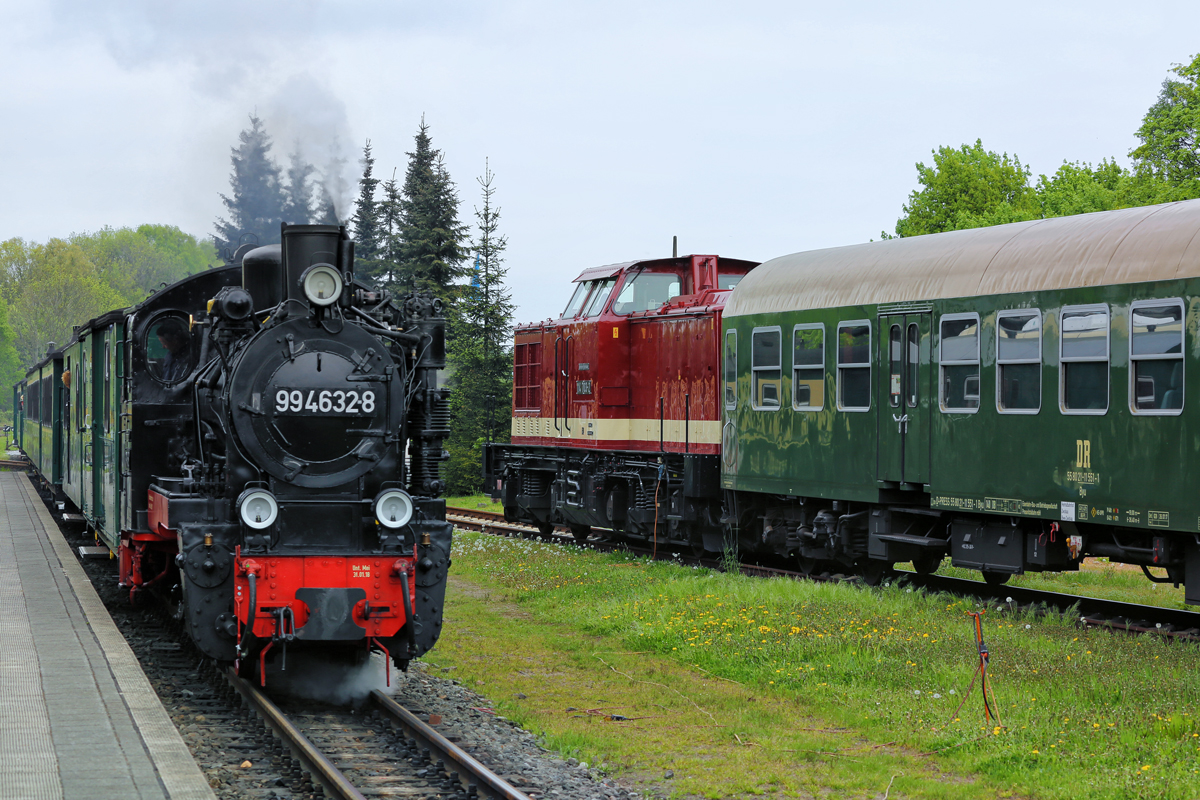Der RASENDE ROLAND fährt mit der Lok 99 4632 an den Bahnsteig in Putbus und an einen Press DR Traditionszug vorbei. - 12.05.2018
