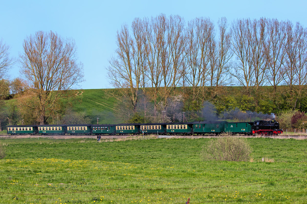 Der Rasende Roland in kompletter Länge auf dem Bild vor dem Haltepunkt Serams. - 06.05.2017