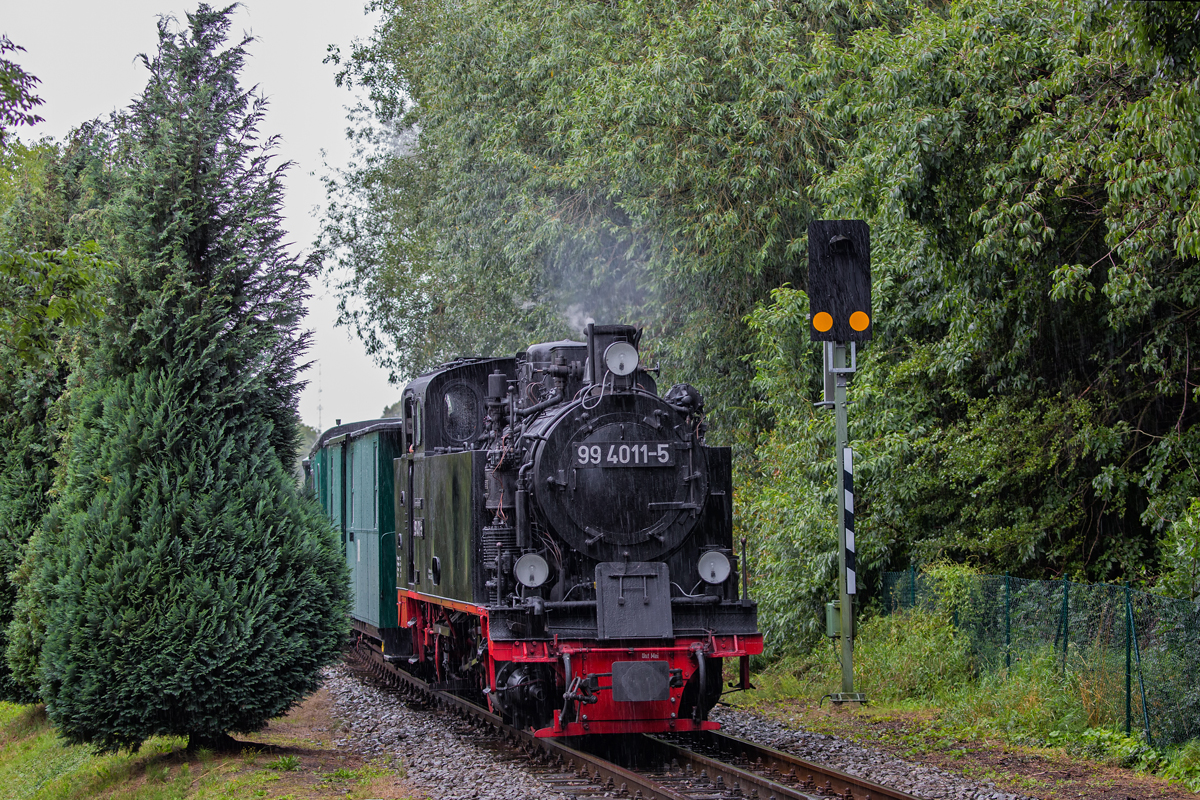 Der RASENDE ROLAND mit der Lok 994011 im Regenschauer vor Lauterbach Mole. - 20.08.2017