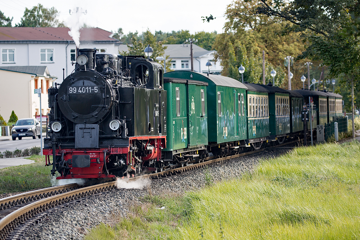 Der RASENDE ROLAND mit der Lok 99 4011 ausfahrend in Baabe Richtung Sellin. - 16.09.2018

