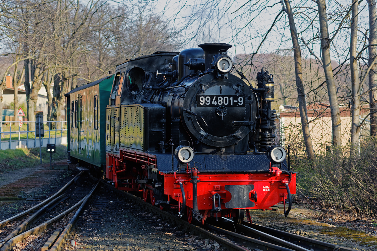 Der Rasende Roland mit der Lok 99 4801 und nur zwei Reisezugwagen einfahrend in Göhren. Die Zuglänge wurde den derzeitigen Umstände angepasst. - 28.03.2020