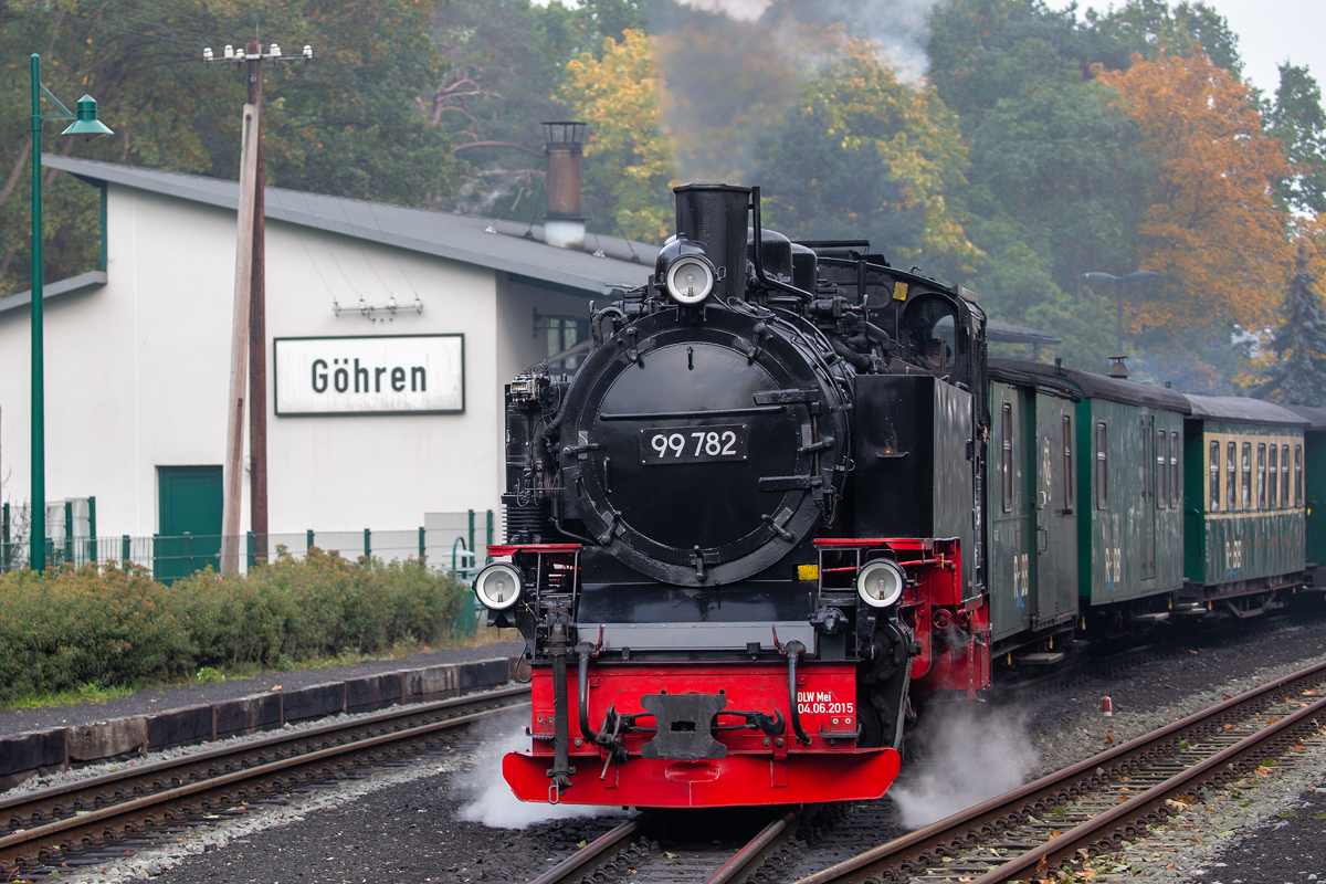 Der RASENDE ROLAND mit der Lok 99 782 ausfahrend in Göhren Höhe Lokschuppen. - 20.10.2020
  