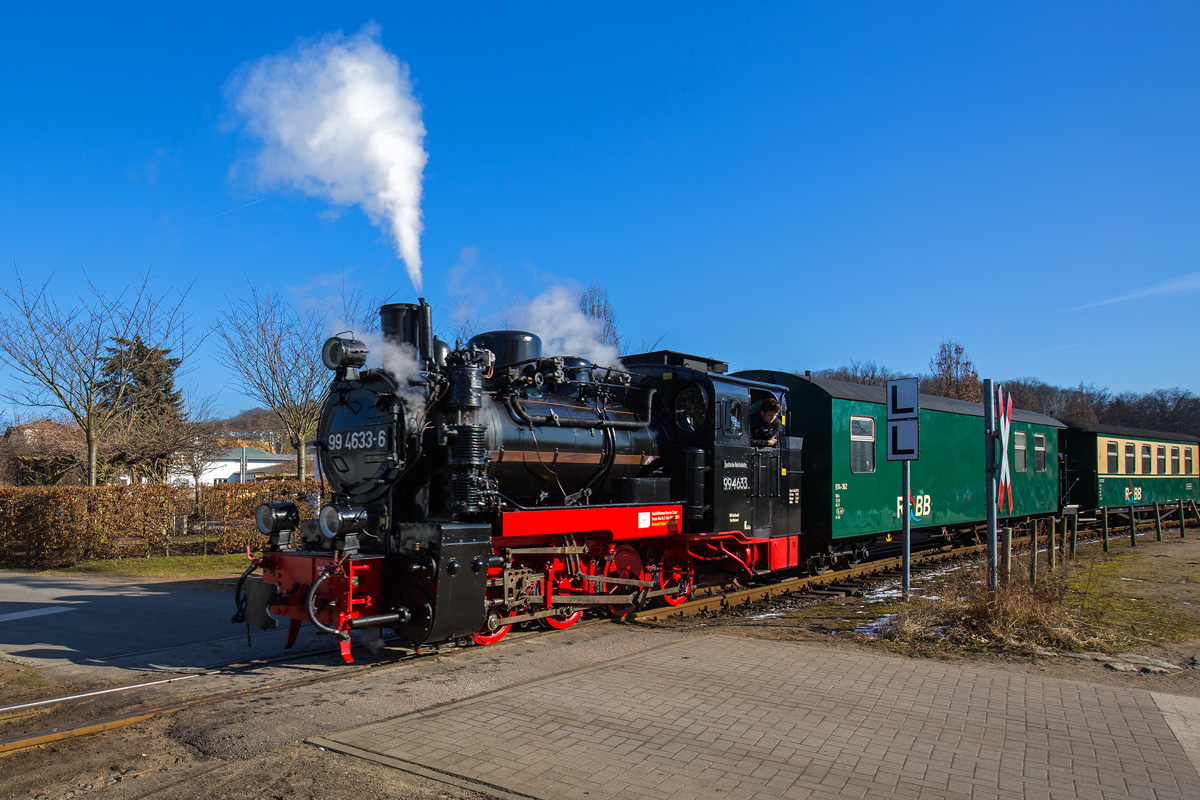 Der Rasende Roland mit der Lok 99 4633 auf dem unbeschrankten Bahnübergang in Binz LB. - 15.02.2017
