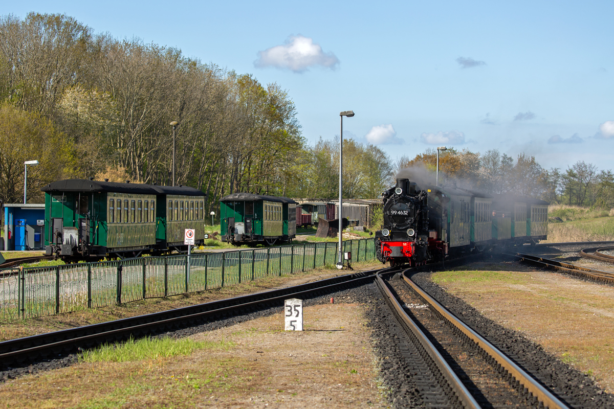 Der Rasende Roland der RüBB dampft mit der Lok 99 4632 an Reisezugwagen in Putbus vorbei, die derzeit noch abgestellt sind und hoffentlich bald wieder zum Einsatz kommen, denn mittlerweile werden die Züge wieder länger. - 02.05.2020
