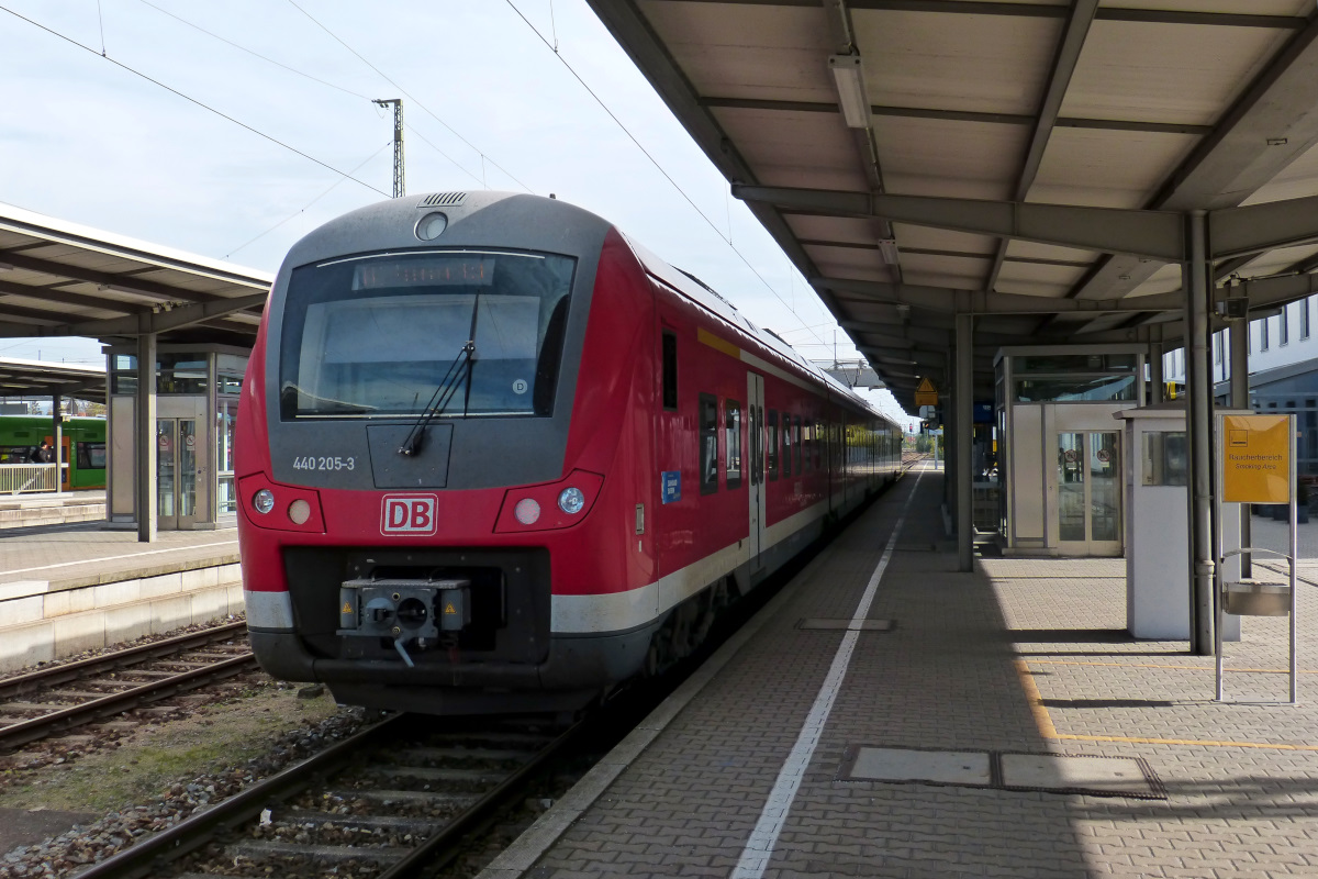 Der raucherfreundlich geparkte 440 205-3 in Plattling 03.10.2015