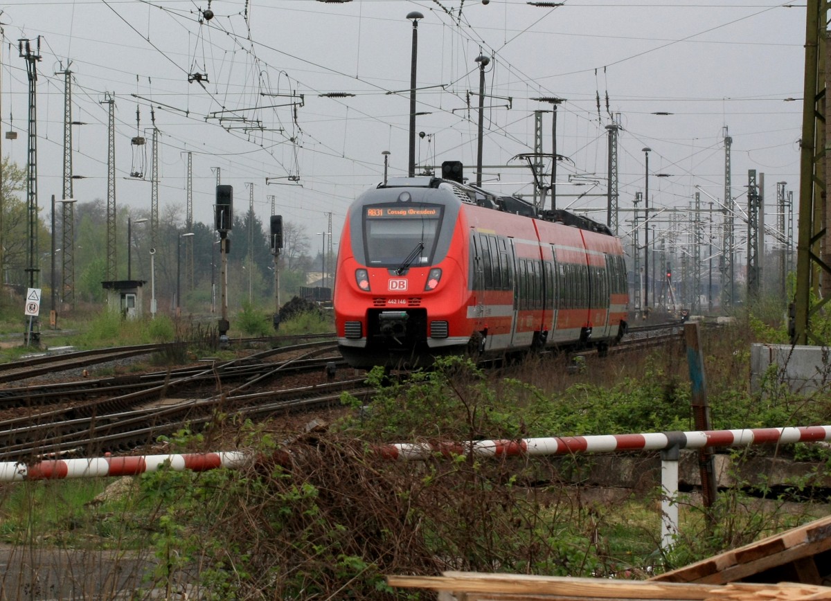 Der RB 31 aus Dresden kommend passiert hier gerade die Baustelle in Coswig mit Ziel Coswig Bahnhof, 12.04.2014 9:39 Uhr