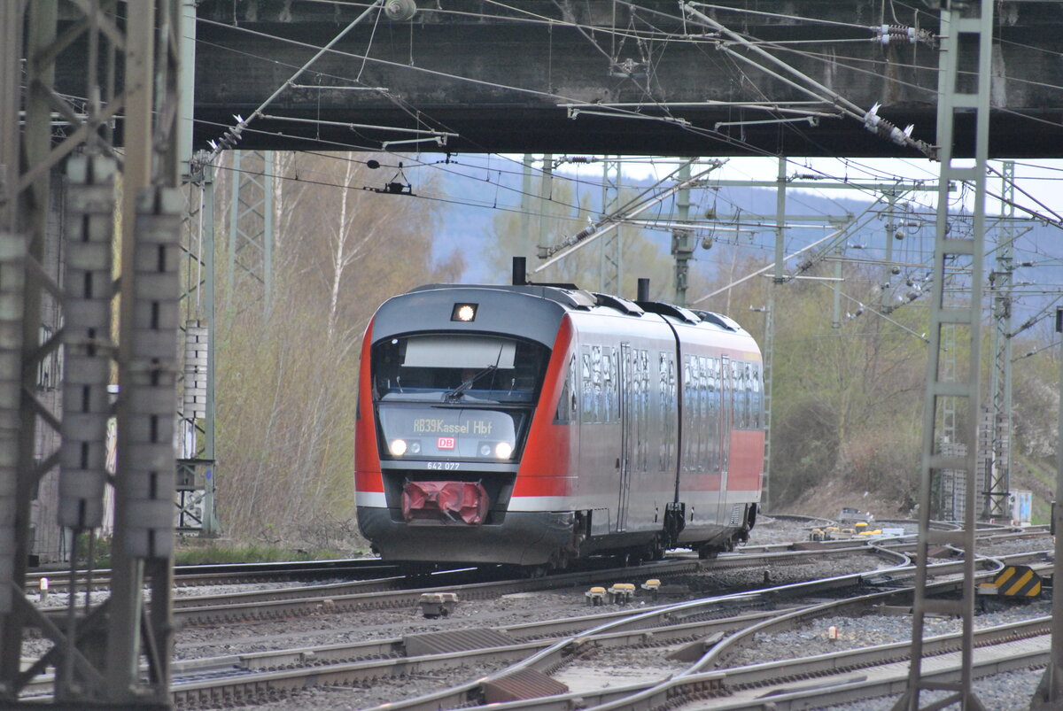 Der RB 39 nach Kassel Hbf hält auf Gleis 9 des Kassel-Wilhemshöher Bahnhofes. 642 077 
 12.04.2022