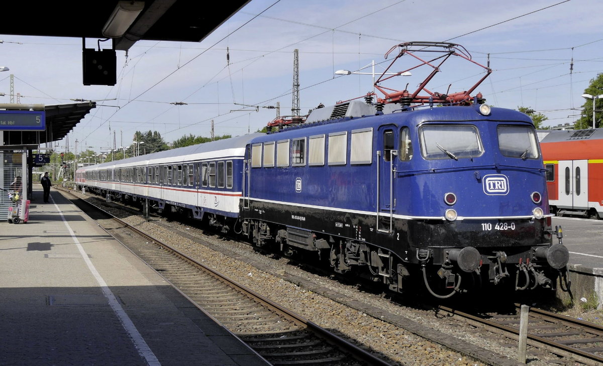 Der RB 48-Ersatzzug ist zur Zeit mit 110 428 (statt der sonst üblichen 469), drei oder vier TRI-n-Wagen und einem verkehrsroten, ex-bwegt Wittenberger Steuerwagen der Bauart Bnrdzf 483.2 unterwegs. Aufnahme: Wuppertal-Oberbarmen, 19.5.20.