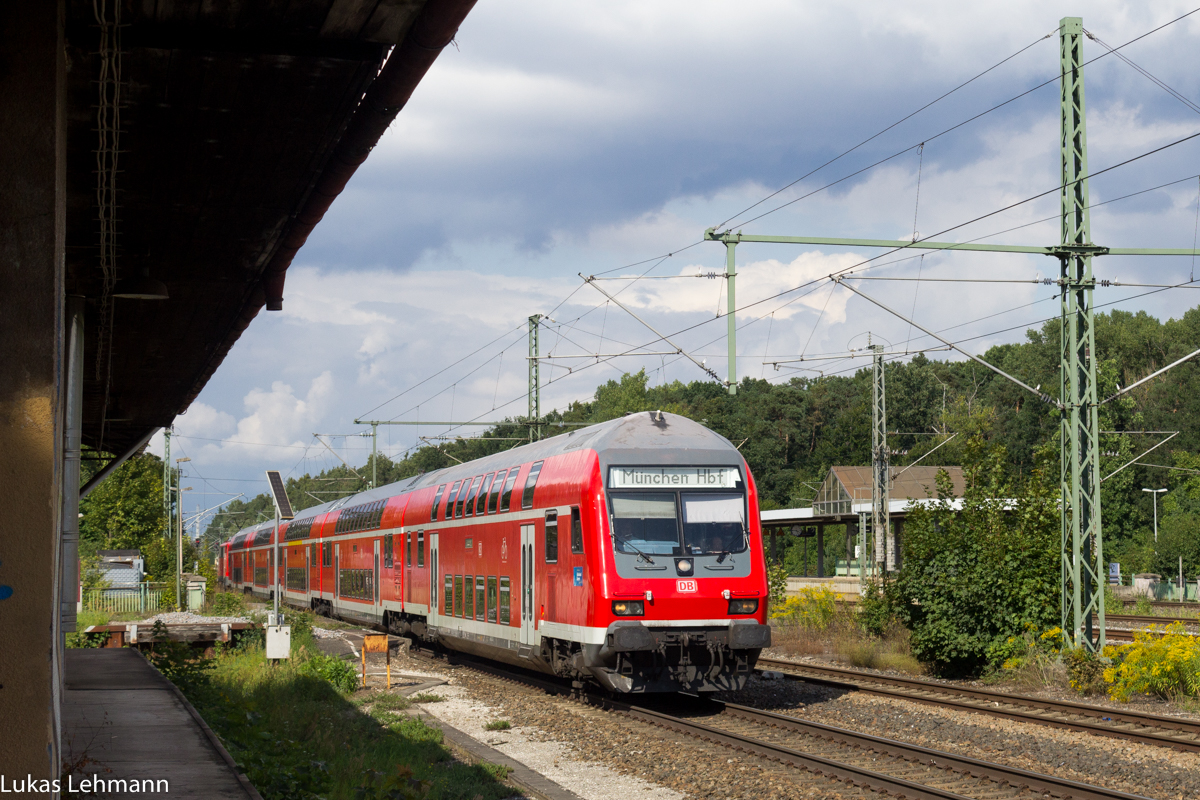 Der RB 59101 nach München Hbf fuhr mit Steuerwagen vorauss an Reichelsdorf vorbei Richtung Treuchtlingen, 3.9.17