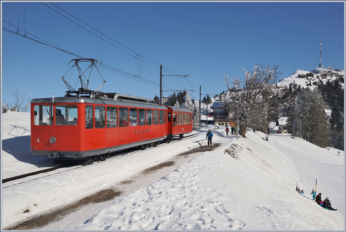 Der RB BDhe 2/4 N° 4 (1953 SLM/BBC) erreicht mit seinem Vorstellwagen in Kürze Rigi Staffel.
24. Feb. 2018