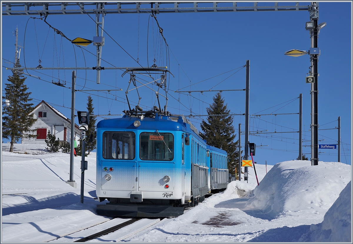 Der RB BDhe 2/4 N° 12 wurde 1949 in Betrieb genommen und von SLM/SAAS konstruiert. Der Triebwagen mit seinem Bt verlässt hier Rigi Staffel, um Richtung Arth Goldau zu fahren.
24. Februar 2018