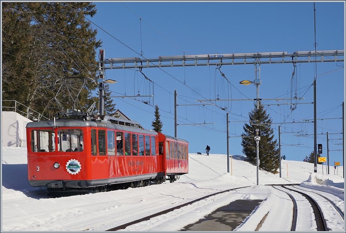 Der RB Beh 2/4 N° 3 mit einem Vorstellwagen unterwegs von Vitznau nach Rigi Kulm beim Halt in Rigi Staffel. 

24. Feb. 2018